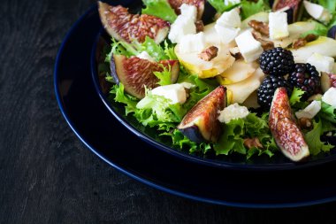 Armut, marul, incir, ceviz, keçi peyniri, ceviz ve bal ile salata 