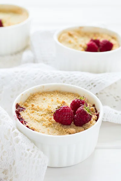 Homemade raspberry crumble — Stock Photo, Image