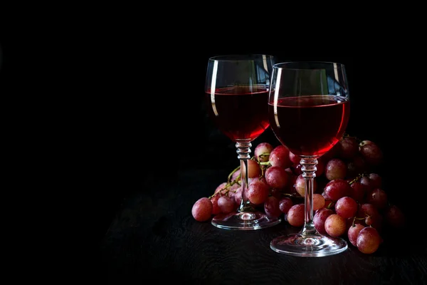 Dwie szklanki domowe wina różowego i winogron — Zdjęcie stockowe