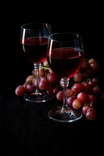 Dwie szklanki domowe wina różowego i winogron — Zdjęcie stockowe