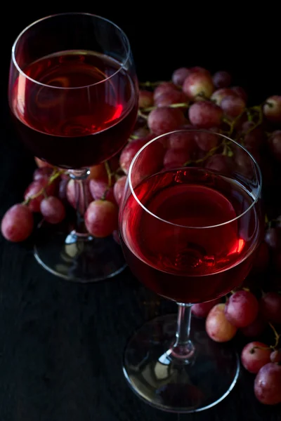 Due bicchieri di vino rosato fatto in casa e uva — Foto Stock