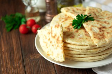 Khachapuri. Sülün peyniri ve ekmekten yapılan geleneksel Gürcistan yemeği. Seçici odak