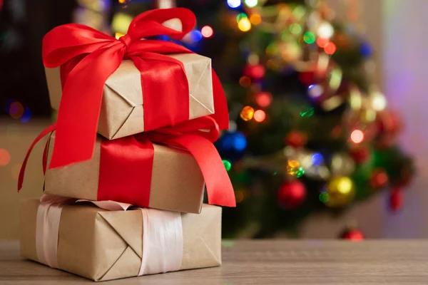 Cajas Regalo Con Gran Lazo Rojo Contra Árbol Navidad Bokeh — Foto de Stock