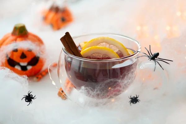 Halloween Vin Rouge Chaud Avec Des Épices Citrouilles Décorées Agrumes — Photo