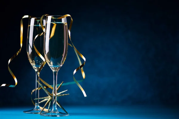 Bokeh Light 'ın arka planına karşı iki kadeh şampanya. Yeni yıl kutlaması konsepti