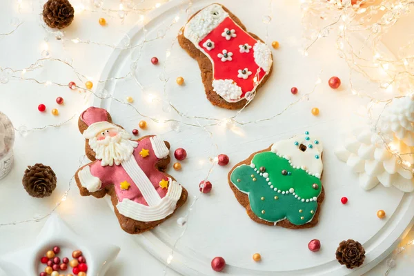 Beyaz masada lezzetli Noel kurabiyeleri. Geleneksel Xmas zencefilli kurabiye