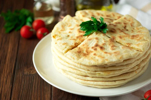 Khachapuri. Sülün peyniri ve ekmekten yapılan geleneksel Gürcistan yemeği. Seçici odak