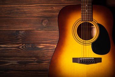 Ahşap arka planda akustik gitar. Uzayı kopyala Üst görünüm