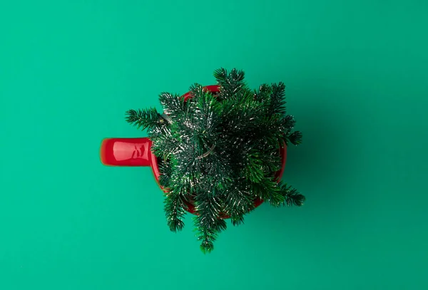 Kaffekopp Med Julgran Grön Bakgrund Nyår Eller Julfirande Koncept Ovanifrån — Stockfoto