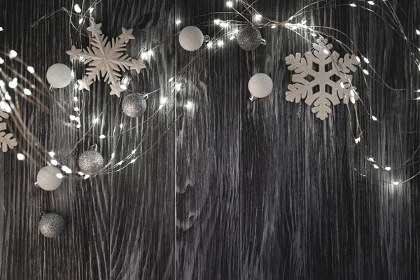 Luzes Natal Bolas Flocos Neve Sobre Fundo Madeira Escura Vista — Fotografia de Stock