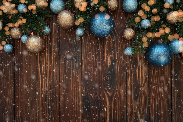 Рождественская Композиция Рождественские Шары Голубые Серебряные Украшения Синем Деревянном Фоне — стоковое фото