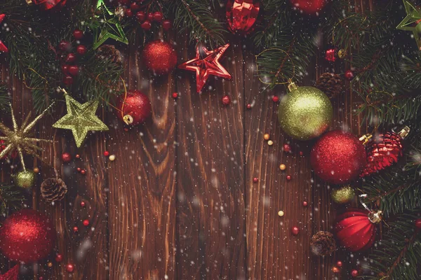 Composición Navideña Bolas Navidad Decoraciones Rojas Verdes Sobre Fondo Madera —  Fotos de Stock