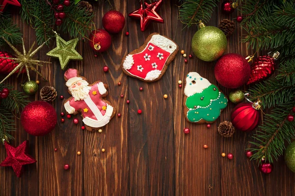 Lekker Glazuur Kerstkoekjes Bruin Houten Tafel Versierd Sparren Takken Kerstballen — Stockfoto