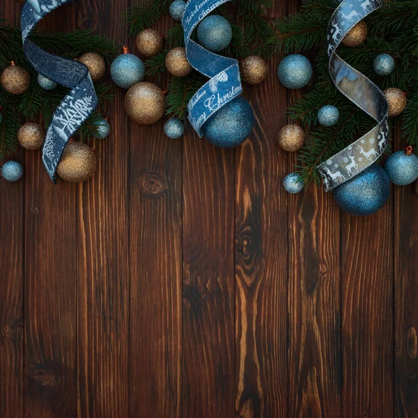 Kerstcompositie Kerstballen Blauwe Zilveren Versieringen Blauwe Houten Ondergrond Plat Gelegd — Stockfoto