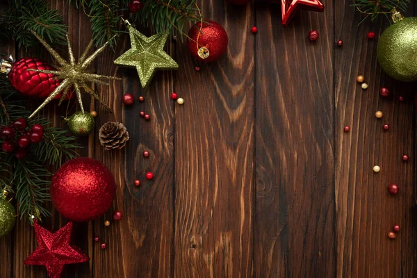 Composizione Natalizia Palline Natale Decorazioni Rosse Verdi Sfondo Blu Legno — Foto Stock