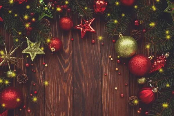 Composizione Natalizia Palline Natale Decorazioni Rosse Verdi Sfondo Blu Legno — Foto Stock