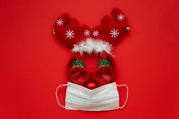 Christmas Reindeer Made Face Mask Decorations Red Background Flat Lay — Stock Photo, Image