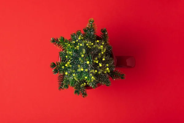 Kaffekopp Med Julgran Röd Bakgrund Nyår Eller Julfirande Koncept Ovanifrån — Stockfoto