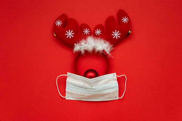 Christmas Reindeer Made Face Mask Decorations Red Background Flat Lay — Stock Photo, Image