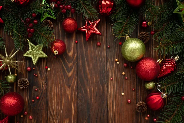 Świąteczna Kompozycja Świąteczne Kulki Czerwone Zielone Dekoracje Niebieskim Drewnianym Tle — Zdjęcie stockowe