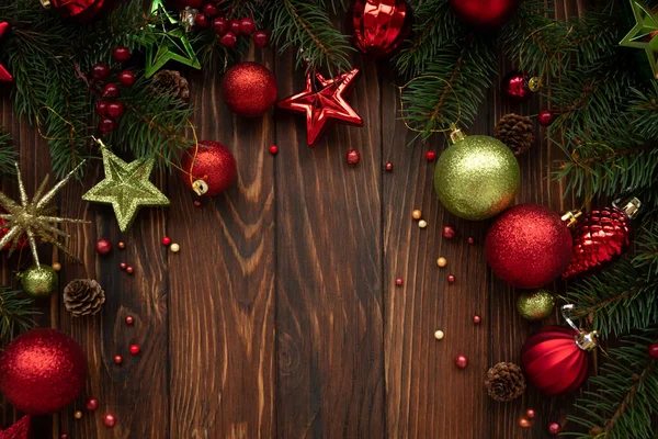 Composizione Natalizia Palline Natale Decorazioni Rosse Verdi Sfondo Blu Legno — Foto Stock