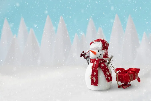 Ευτυχισμένος Χιονάνθρωπος Έλκηθρο Κουτί Δώρου Έλκηθρο Στο Χειμερινό Χριστουγεννιάτικο Τοπίο — Φωτογραφία Αρχείου