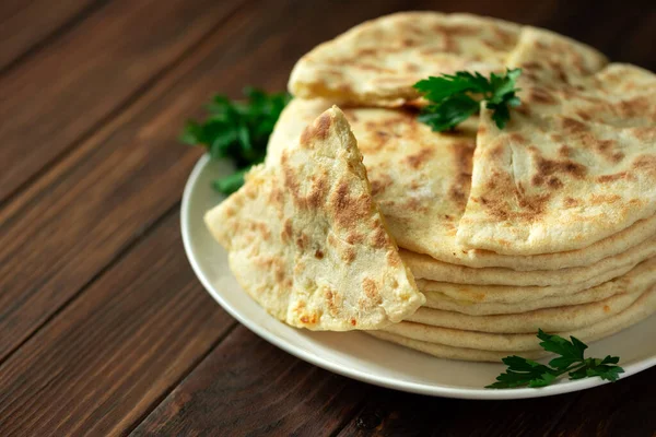 Khachapuri Plato Tradicional Georgiano Hecho Queso Sulguni Pan Enfoque Selectivo — Foto de Stock