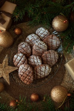 Noel süslemeli zencefilli kurabiye. Yeni yıl ve Noel kutlaması konsepti. Yumuşak odak