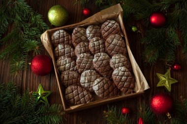 Noel süslemeli zencefilli kurabiye. Yeni yıl ve Noel kutlaması konsepti. Yumuşak odak