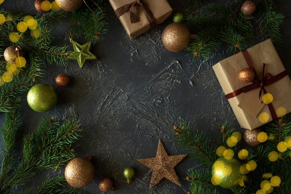 Kerst Achtergrond Met Decoraties Met Verlichting Geschenkdozen Betonnen Tafel Bovenaanzicht — Stockfoto
