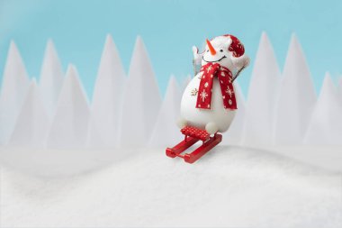 Kış Noel 'inde kızakta kızakla kayarken mutlu kardan adam. Mutlu noeller ve mutlu yeni yıl kutlamaları