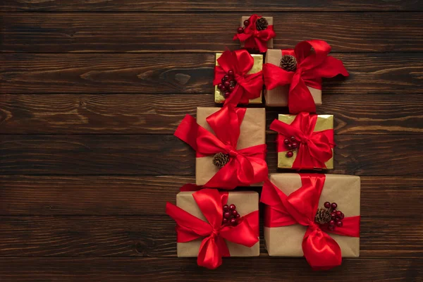 Árbol Navidad Hecho Cajas Regalo Navidad Sobre Fondo Madera Marrón — Foto de Stock