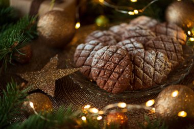 Noel süslemeli zencefilli kurabiye. Yeni yıl ve Noel kutlaması konsepti. Yumuşak odak