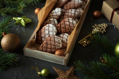 Noel süslemeli zencefilli kurabiye. Yeni yıl ve Noel kutlaması konsepti. Yumuşak odak