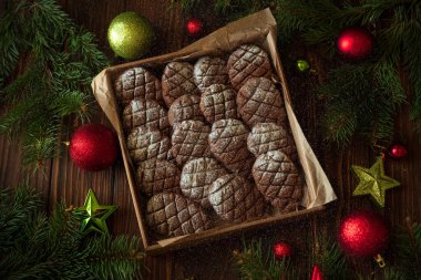 Noel süslemeli zencefilli kurabiye. Yeni yıl ve Noel kutlaması konsepti. Yumuşak odaklanma. Parçacık etkisi