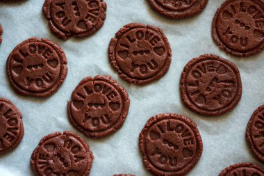 Yemek deseni. Çiğ çikolatalı kurabiye ve seni seviyorum işareti. Üst Manzara. Düz yatıyordu. Sevgililer Günü Kutlama Konsepti