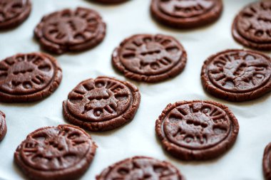 Yemek deseni. Çiğ çikolatalı kurabiye ve seni seviyorum işareti. Üst Manzara. Düz yatıyordu. Sevgililer Günü Kutlama Konsepti