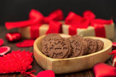 Sevgililer günü tebrik kartı, çikolatalı kurabiyeler, hediye kutusu ve keçeli kalpler. İmza atmana bayılıyorum. Üst Manzara. Düz