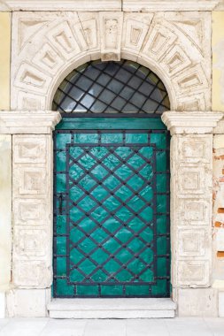 Eski model yeşil metal kapı..