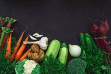 Koyu ahşap masada taze sebzeler. Sağlıklı gıda konsepti