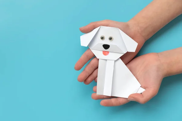 Niño Manos Sosteniendo Papel Blanco Perro Sobre Fondo Azul — Foto de Stock