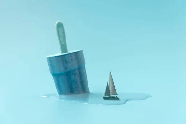 Nave Navegando Sobre Helado Derretido Sobre Fondo Azul Concepto Creativo — Foto de Stock