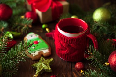 Tahta masada zencefilli kurabiye ile sıcak Noel çayı. Üst Manzara. Yeni yıl ve Noel kutlaması konsepti.