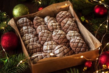 Noel süslemeli zencefilli kurabiye. Yeni yıl ve Noel kutlaması konsepti. Yumuşak odaklanma. Üst görünüm