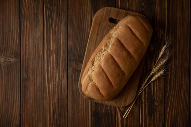 Tahta kesme tahtasında ev yapımı çavdar ekmeği. Üst görünüm