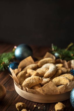 Noel süslemelerinde şeker tozuyla ev yapımı Noel fıstıklı vanilyalı kurabiye. Yeni yıl ve Noel kutlaması konsepti. Uzayı kopyala Yumuşak odaklanma. Ön görünüm