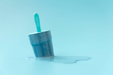 Mavi arka planda erimiş dondurma. Yaratıcı yaz yemekleri konsepti