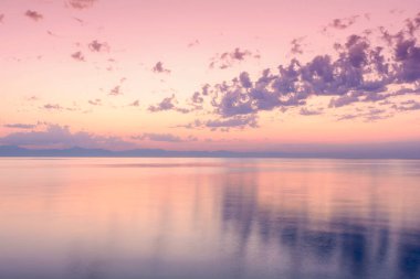 Akdeniz üzerinde gün doğumu ve dramatik bulutlar. Doğa arkaplanı