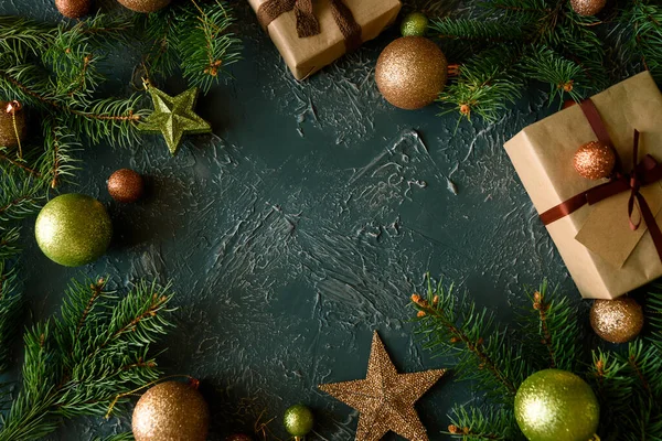 Kerst Achtergrond Met Decoraties Geschenkdozen Betonnen Tafel Bovenaanzicht Begrepen Ruimte — Stockfoto