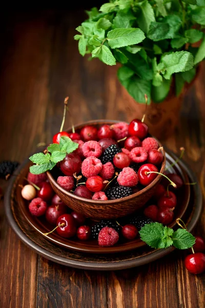 Close Colorful Berries Mint Assorted Mix Raspberry Blackberry Gooseberry Sweet — Stock Photo, Image